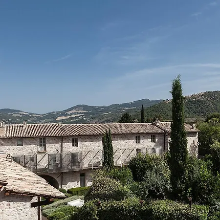 Nun Relais & Museum מלון אסיסי